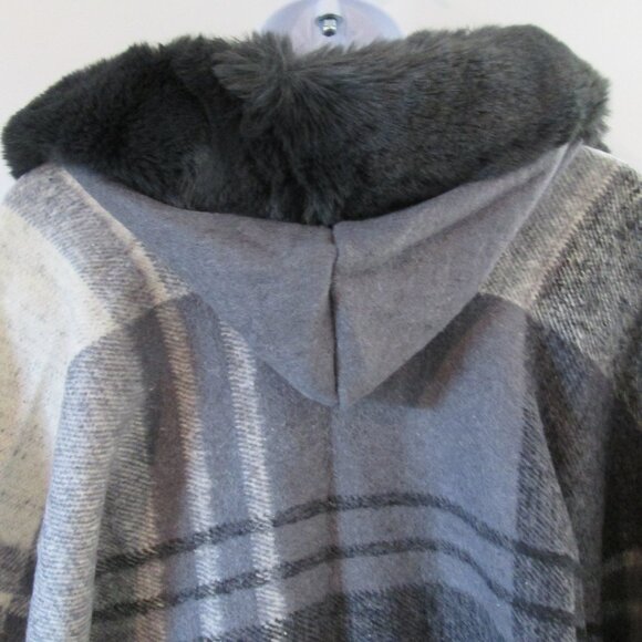 Blair Faux Fur Plaid Hooded Cape SAACHI NEW - Picture 10 of 11